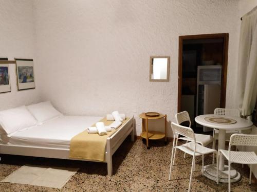 a bedroom with a bed and a table and chairs at Dialiskari #2 in Limniónas