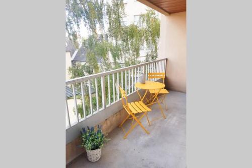 un porche con 2 sillas y una mesa en el balcón en Studio hyper centre avec balcon en Châteauroux