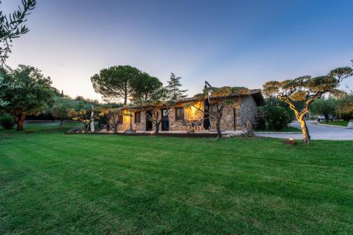 a house with a lawn in front of it at Santa Maria Degli Ancillotti in Petrignano