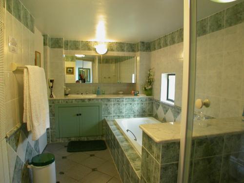 Vannas istaba naktsmītnē Constantia Vista Guest House