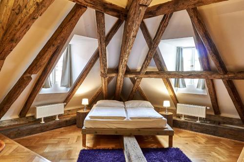Postel nebo postele na pokoji v ubytování Three Golden Crowns Apartments