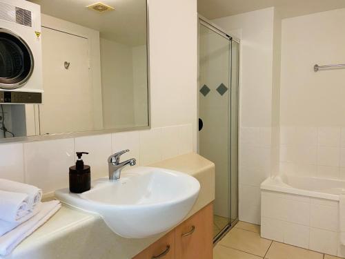 Koupelna v ubytování Steps From The Beach 3br Apt FREE Wifi,Pool,Parking,Apple TV