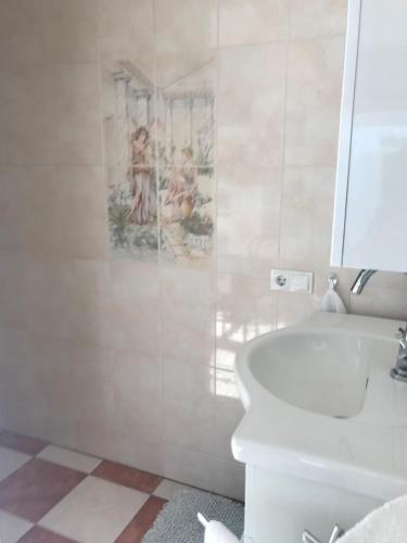 ein Badezimmer mit einer weißen Badewanne und einem Waschbecken in der Unterkunft Bed and Breakfast Azzurro in Bokhoven
