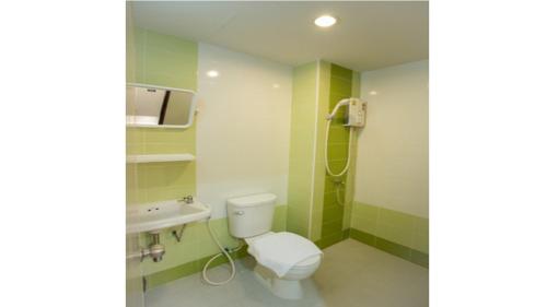 uma casa de banho com um WC, um lavatório e um chuveiro em พรเจริญเพลส em Chachoengsao