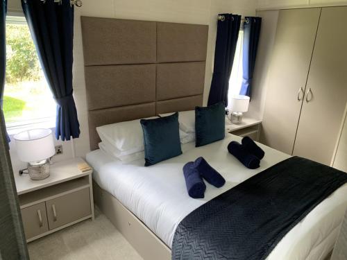 Postel nebo postele na pokoji v ubytování Lola Lodge - Luxury Hot Tub Retreat