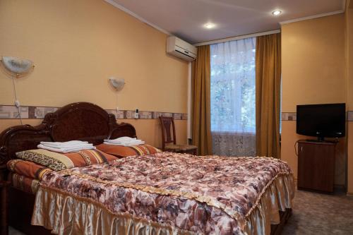 コロリョフにあるKorolev Hotelのベッドとテレビが備わるホテルルームです。