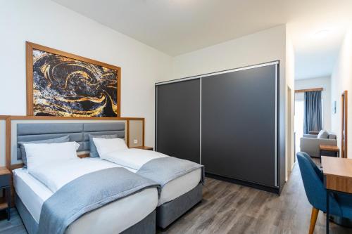 ein Schlafzimmer mit 2 Betten und einem Wandgemälde in der Unterkunft SWAS by Livingdowntown in Zürich