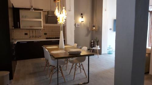 a kitchen and dining room with a table and chairs at La Limonaia Country House in Monteriggioni
