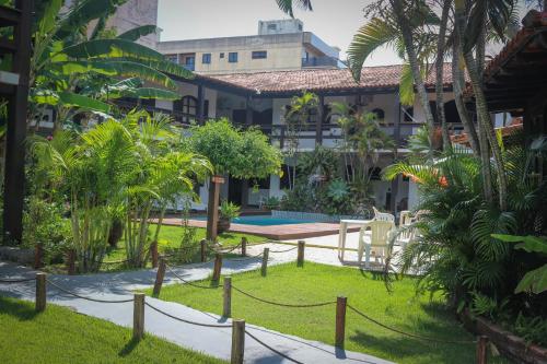 a courtyard of a building with a resort at Pousada Solar de Itaúna in Saquarema
