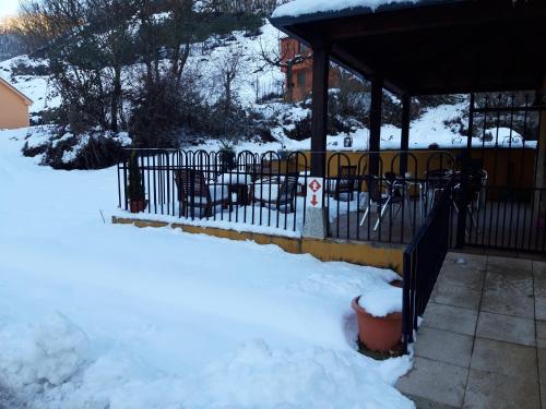 a fence covered in snow next to a yard at CASA ALTOBIERZO, 9 Habitaciones y 9 BAÑOS in Pobladura de las Regueras