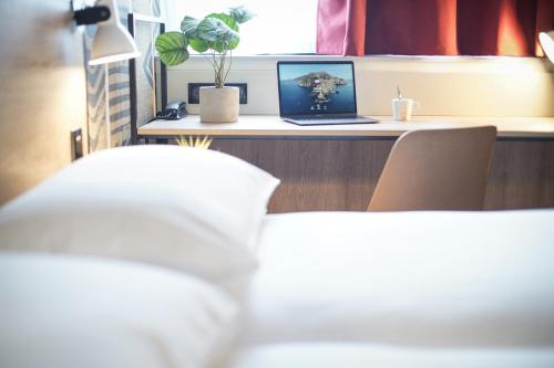 Кровать или кровати в номере Ibis Tours Centre Giraudeau