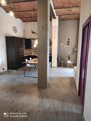 un soggiorno con tavolo e una sala da pranzo di La Limonaia Country House a Monteriggioni