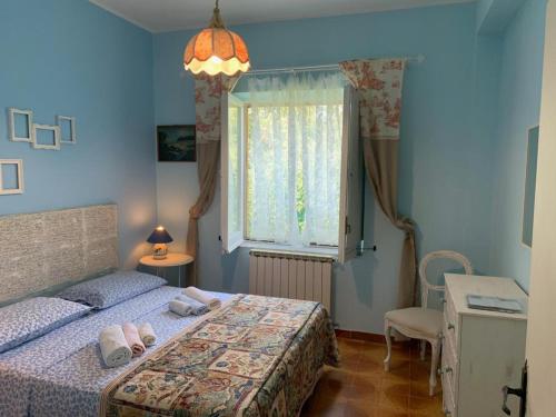 Schlafzimmer mit einem Bett und einem Fenster in der Unterkunft B&B Casa Franca in Postiglione