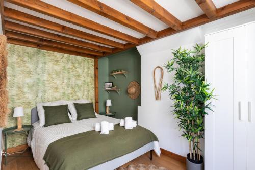 une chambre avec un lit et une fenêtre dans l'établissement DIFY Boileau - Foch, à Lyon