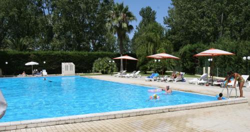 Bazén v ubytování Marina di Rossano Village Club nebo v jeho okolí