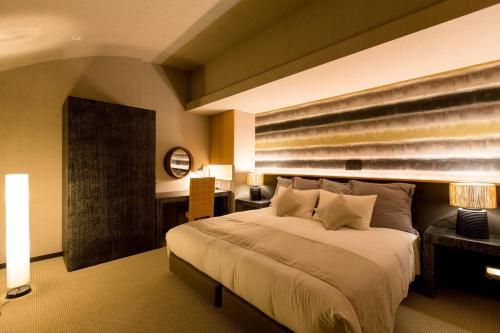 a bedroom with a large bed in a room at R&Run Kyoto Serviced apartment & Suites - Vacation STAY 93241 in Kyoto