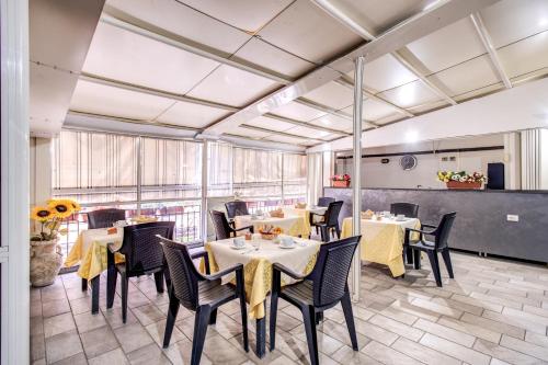 Napoli's Gold tesisinde bir restoran veya yemek mekanı