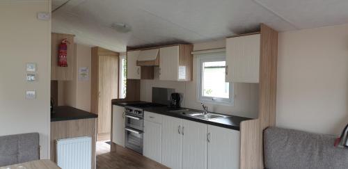 A kitchen or kitchenette at Lakeside Holiday Park 