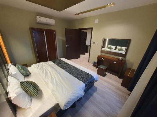 Ένα ή περισσότερα κρεβάτια σε δωμάτιο στο الفاضل للوحدات السكنية