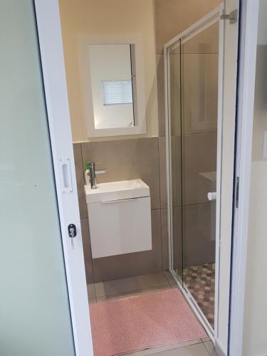 Ванная комната в Sharon's House: Modern Self-Catering rooms