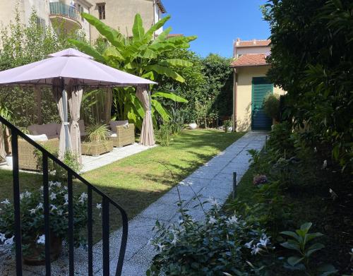 Palazzo Cini Luxury Rooms in Pisaにある庭
