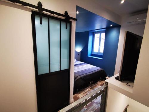 um quarto com um quarto com uma cama e uma janela em Au numéro 2 Le Zen em Châteauroux