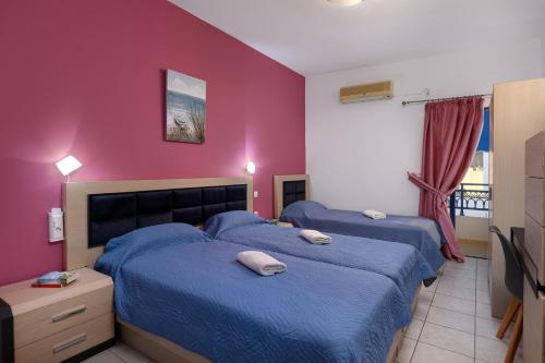 A bed or beds in a room at Studios Paradise