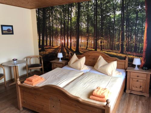 1 dormitorio con 1 cama y una pintura de un bosque en Hotel Schützenhaus, en Brück