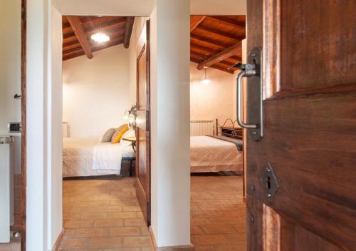 מיטה או מיטות בחדר ב-Agriturismo Il Poggio, Casa Rosa