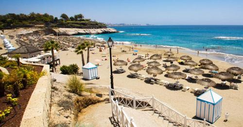 - une plage avec des parasols et des personnes sur la plage dans l'établissement WDB4 Windsor Danka, à Adeje