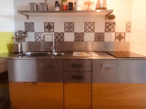 une cuisine avec un évier et un comptoir dans l'établissement Maison Julien 3, à Menton