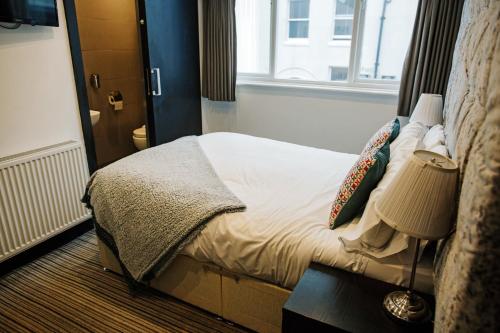 מיטה או מיטות בחדר ב-Sinclair's Rooms