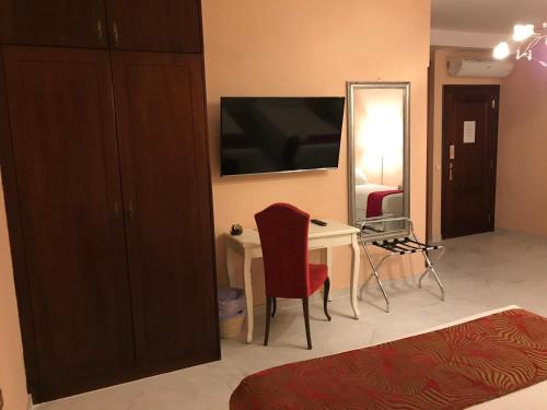 a room with a table and a tv on the wall at Il Sogno di Gio de la Laguna in La Laguna