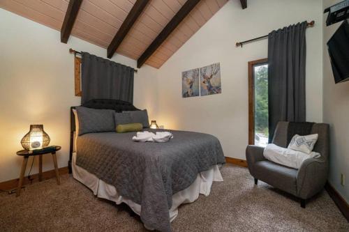 Krevet ili kreveti u jedinici u okviru objekta A Smoky Mountains Retreat - Chalet de Montagne