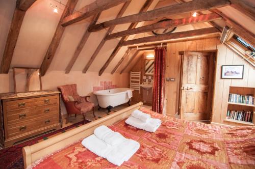 ein Schlafzimmer mit einem großen Bett und einer Badewanne in der Unterkunft Barns Tower in Peebles