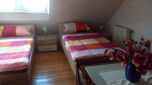 Un pat sau paturi într-o cameră la Zimmervermietung Pargen