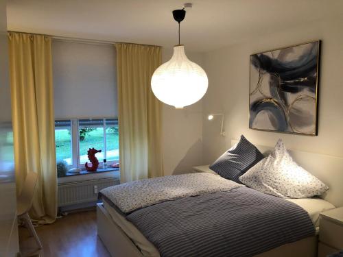 سرير أو أسرّة في غرفة في Ferienwohnung am Seepark