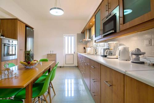 Кухня или мини-кухня в Mantarini House
