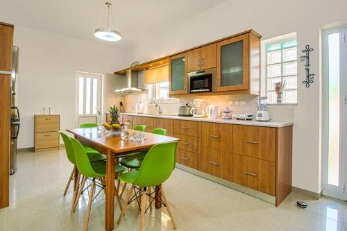 Кухня или мини-кухня в Mantarini House
