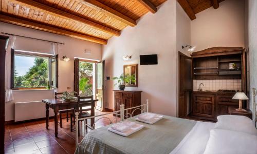 Postel nebo postele na pokoji v ubytování Agriturismo Borgo degli ulivi