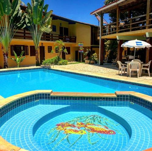 una gran piscina con un cuadro. en Residencial Vilamar, en Ilhabela