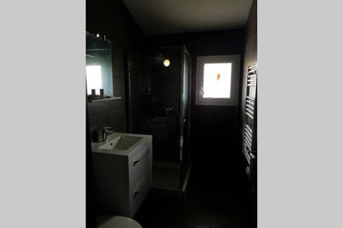 une salle de bain avec un lavabo et des toilettes et une fenêtre dans l'établissement appartement tra mare e monti, à Ghisonaccia