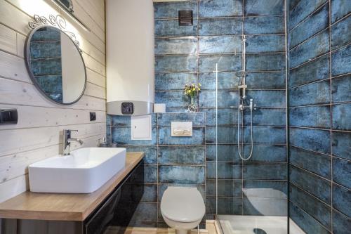 a bathroom with a sink and a shower at Domki Bajeczny Łan in Tylicz