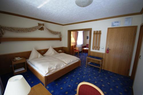 a hotel room with a bed and a table and chairs at Bengel's Hotel zur Krone in Mülheim-Kärlich