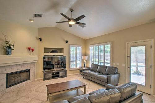 Zona de estar de Chandler Retreat with Pool, Hot Tub and Grill!
