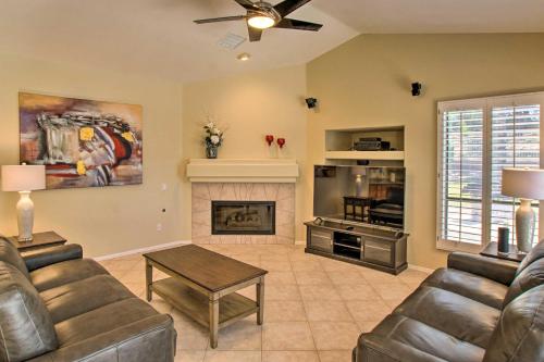 Zona de estar de Chandler Retreat with Pool, Hot Tub and Grill!