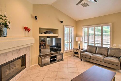 Zona de estar de Chandler Retreat with Pool, Hot Tub and Grill!