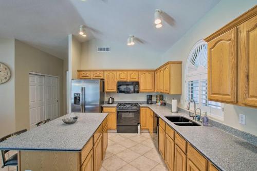 Una cocina o zona de cocina en Chandler Retreat with Pool, Hot Tub and Grill!
