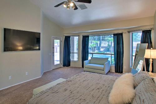 Un dormitorio con una cama, un sofá y una silla. en Chandler Retreat with Pool, Hot Tub and Grill!, en Chandler