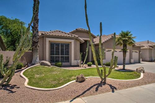 una casa con palmeras delante en Chandler Retreat with Pool, Hot Tub and Grill!, en Chandler